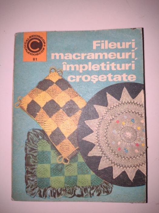 Vând diverse cărți vechi de artă populară / țesături