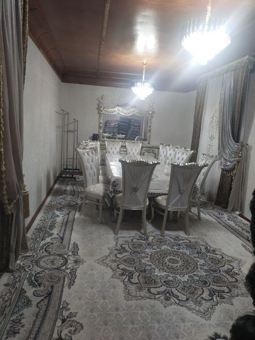 Shoro bozorda 3 sotix uy