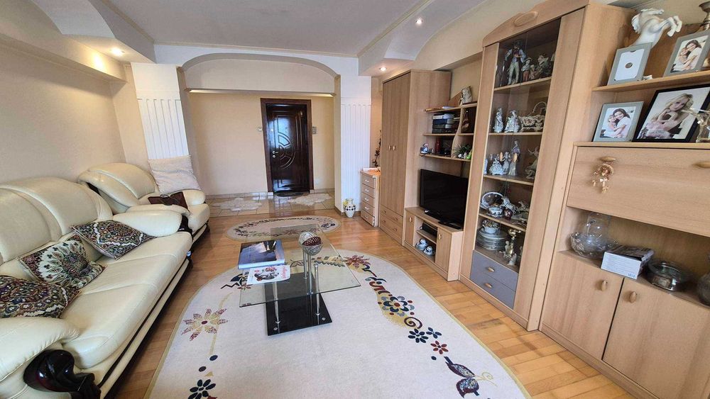 Apartament 3 camere la cheie in Onesti, zona de jos , 0757//678//898 .