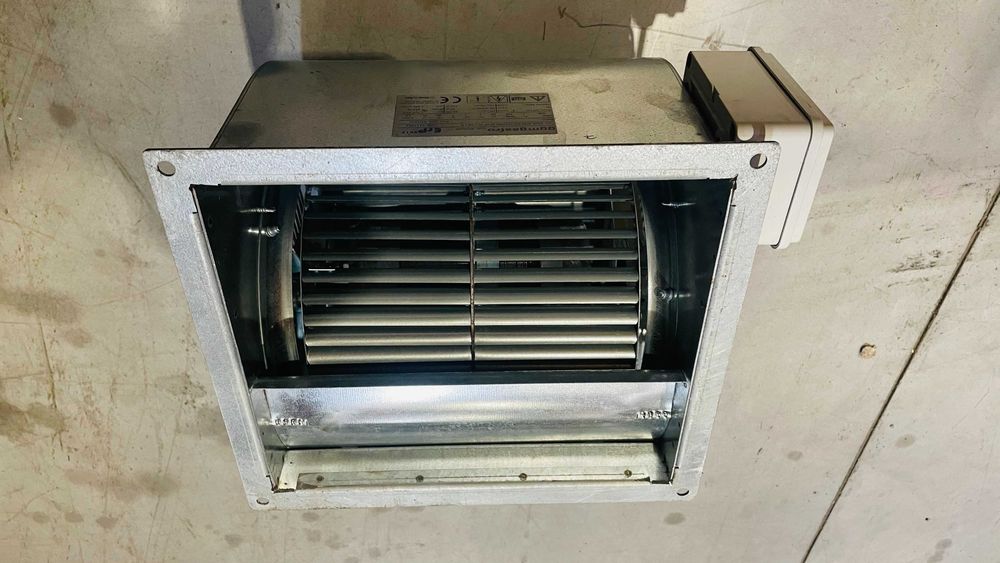 Ventilator centrifugal pentru hote de perete, nou, debit maxim 2500 mc/h.