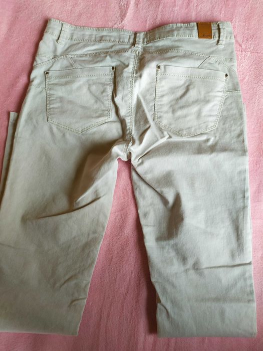 Нов светъл панталон М размер само изпран 10 лв Купуван от Италия