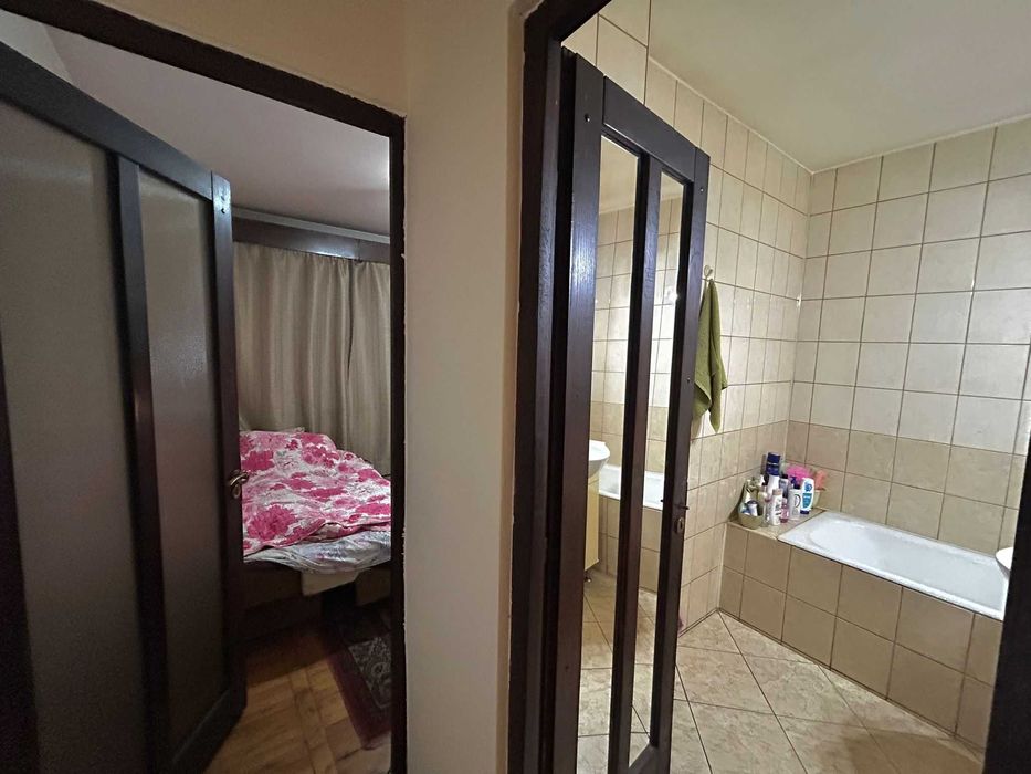 Apartament 3 camere - spațios, luminos, balcon mare.