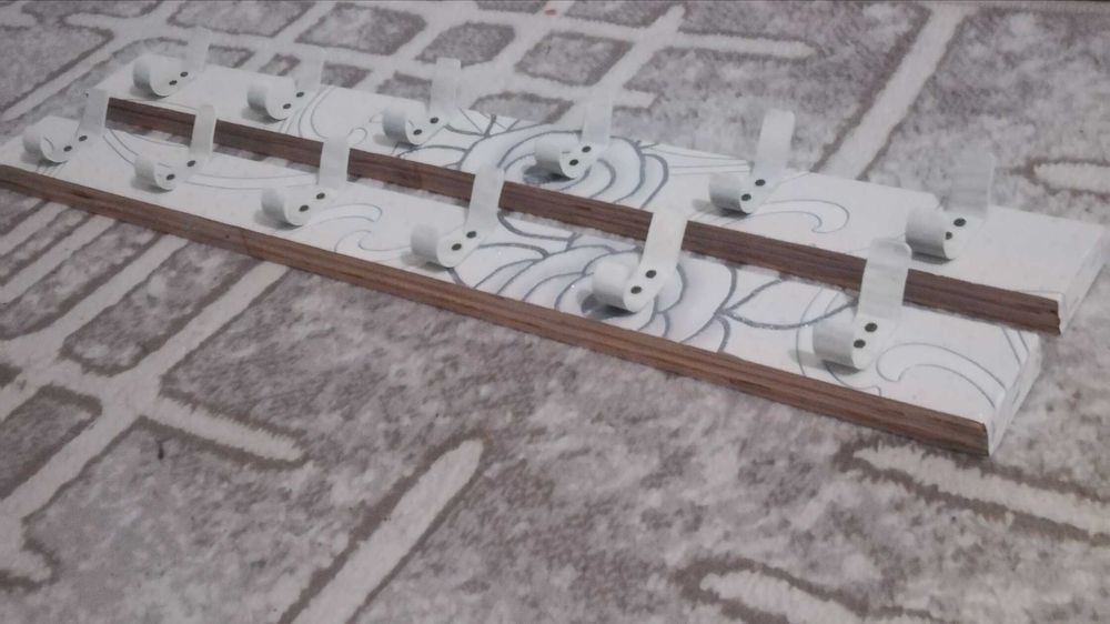 продается вешалка настенная