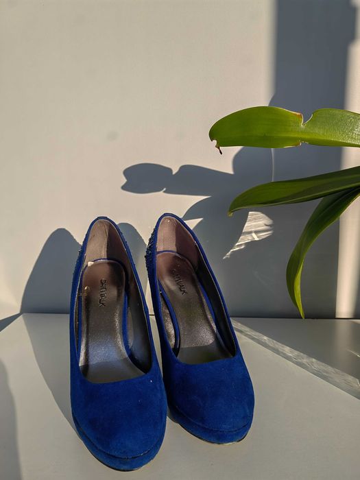 Обувки на висок ток в кралско синьо