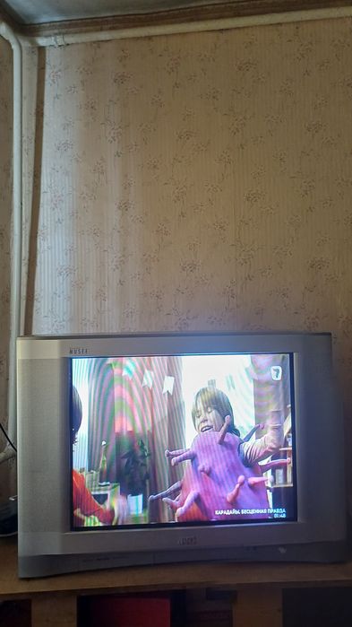 Телевизор с сабвуфером.