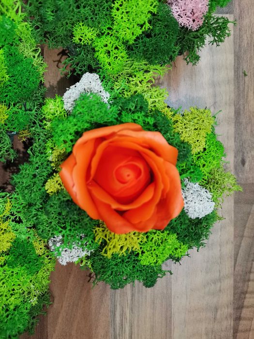 Декорация със скандинавски мъх и сапунена роза