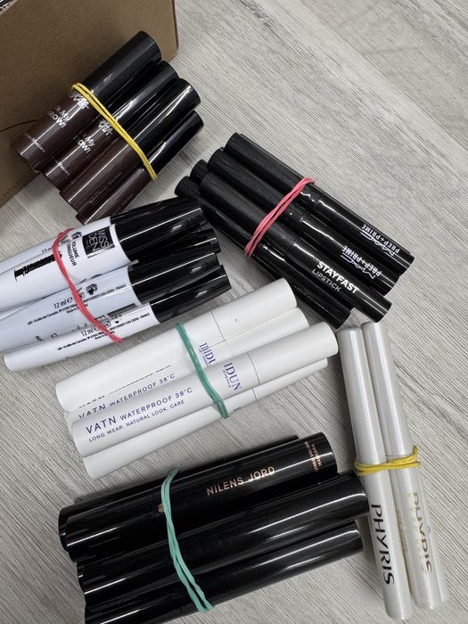 Rujuri/ creioane ochi/ buze