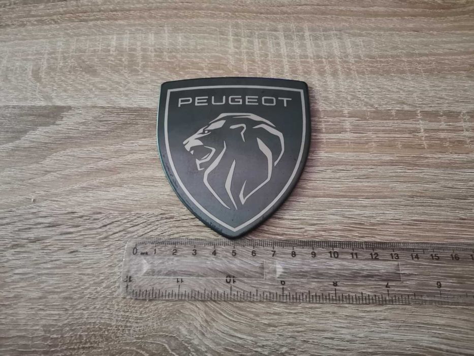 черна метална емблема Peugeot с новото лого