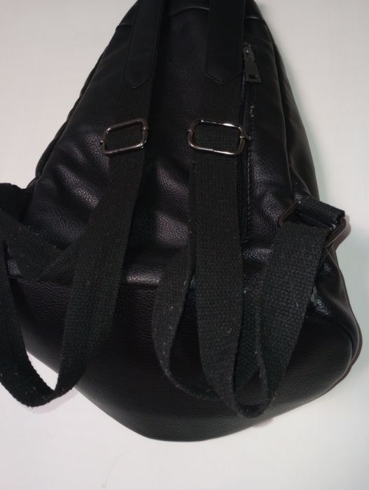 Дамска раница, черна. Отпред и отзад с цип.