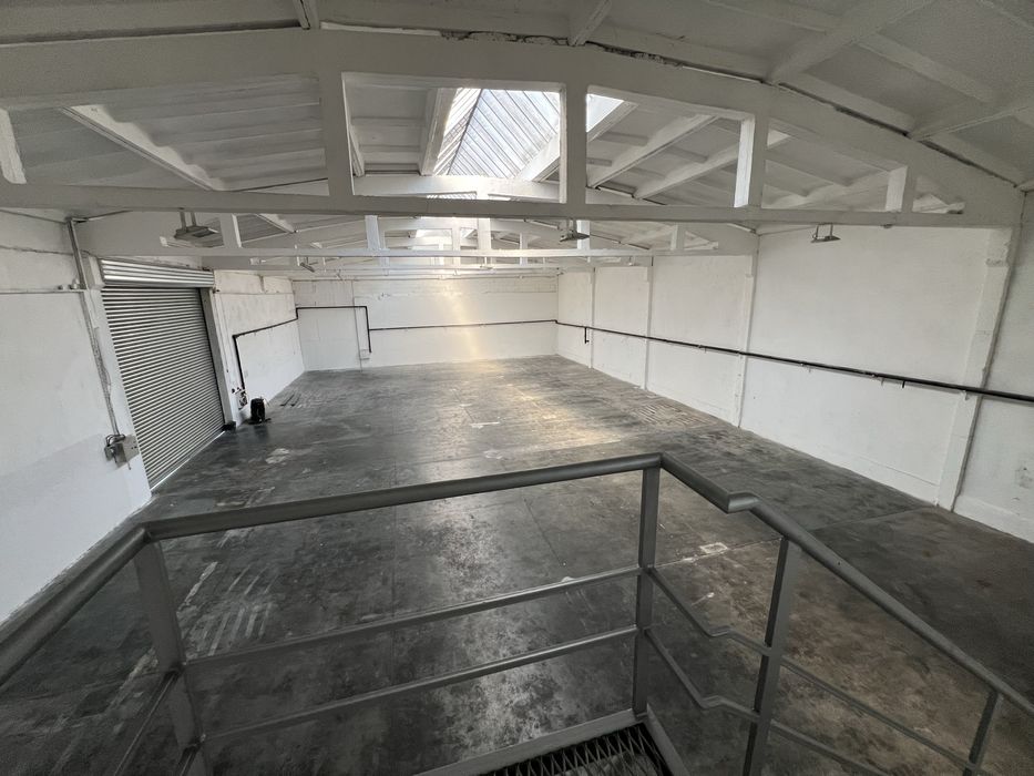 Дава се под наем Промишлена сграда в Русе, Промишлена зона - Изток - 579 кв.м за 1650 € - Снимка #3