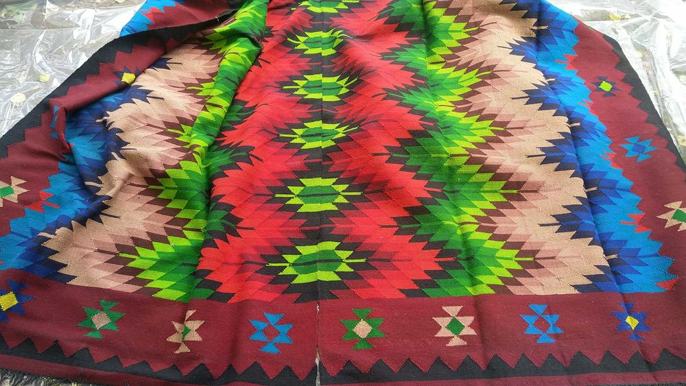 Битови черги и килими, ръчно тъкани.