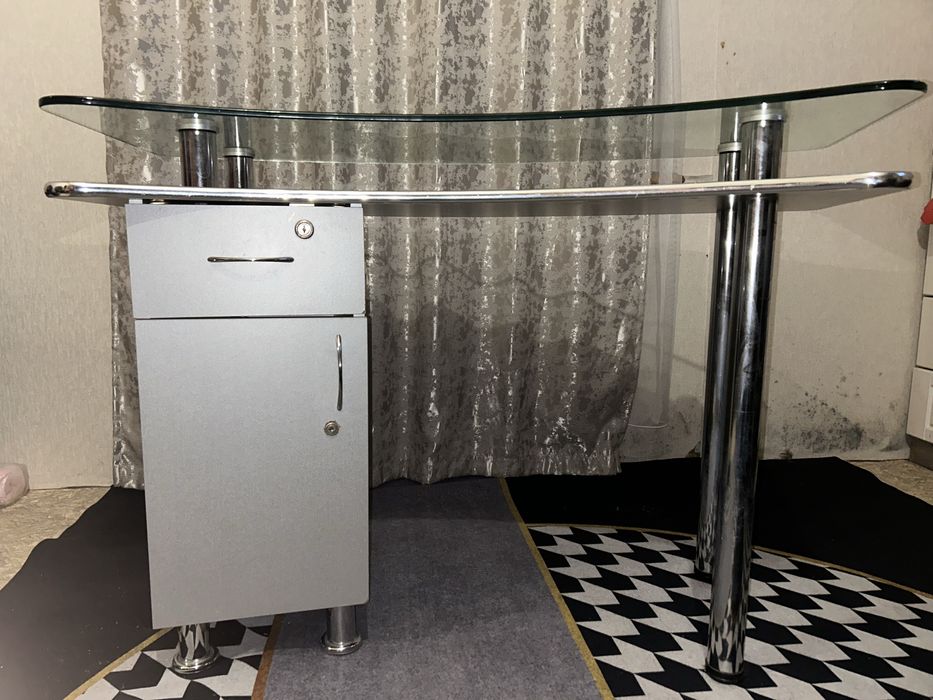 Стеклянный стол!