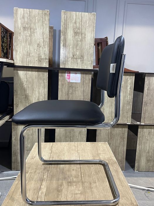 Продаются стол и стулья по выгодным ценам