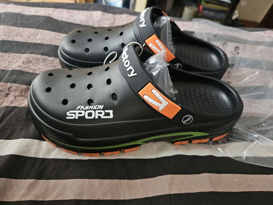 Мъжки чехли като CROCS