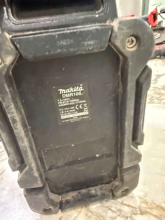 Makita 18V комплект – DHS680, 2 винтоверта, радио, батерии и зарядни