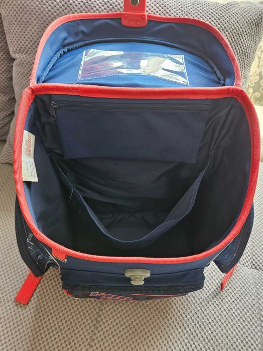 Раница за момче от 1 до 5 клас. В отлично състояние.