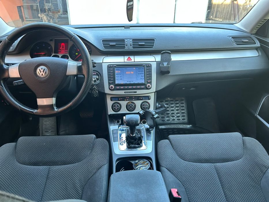 Vând Volkswagen Passat B6