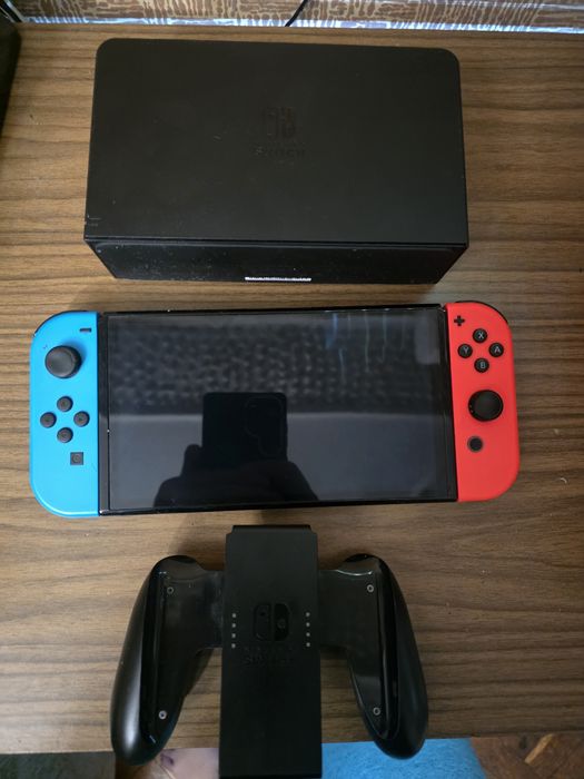 Nintendo Switch OLED конзолата е в отлично състояние, като нова.