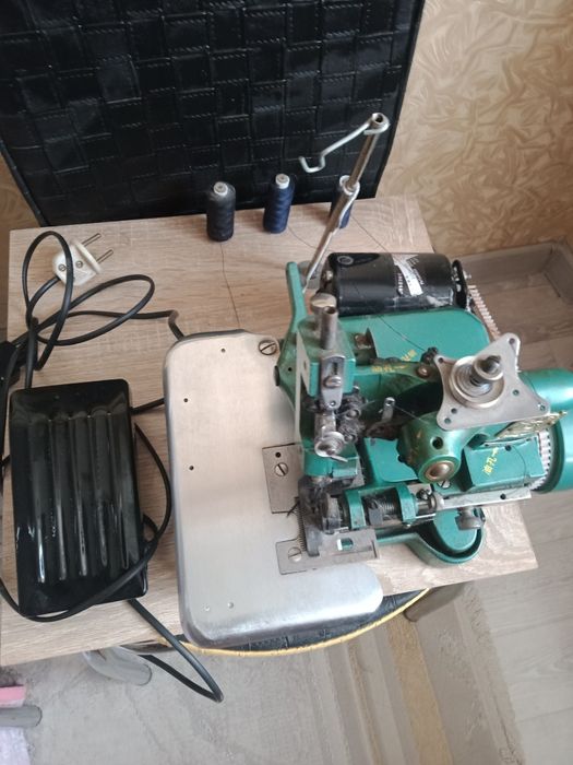 Оверлок в хорошем состоянии