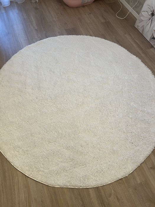Кръгал мек килим бял