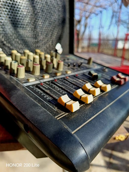 Колонка және пульт сатылады мощный!