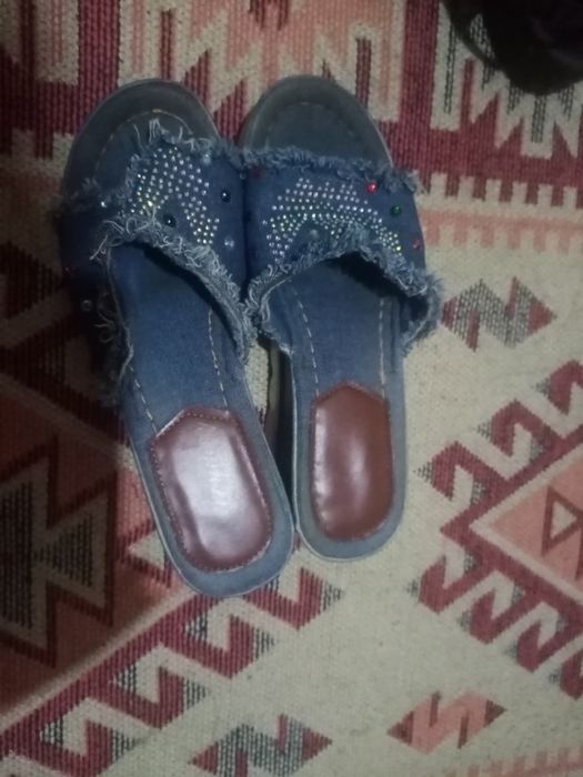 Отдам шлепки бесплатно.