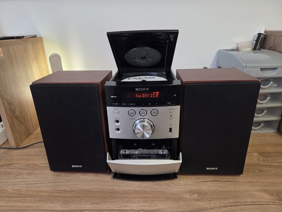 Mini combina audio Sony (radio, casetofon, CD, USB)