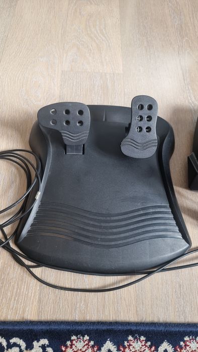 Игровой руль Genius с педалями для ПК (USB)