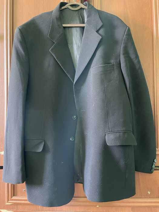 Чиройли костюмлар сотилади.