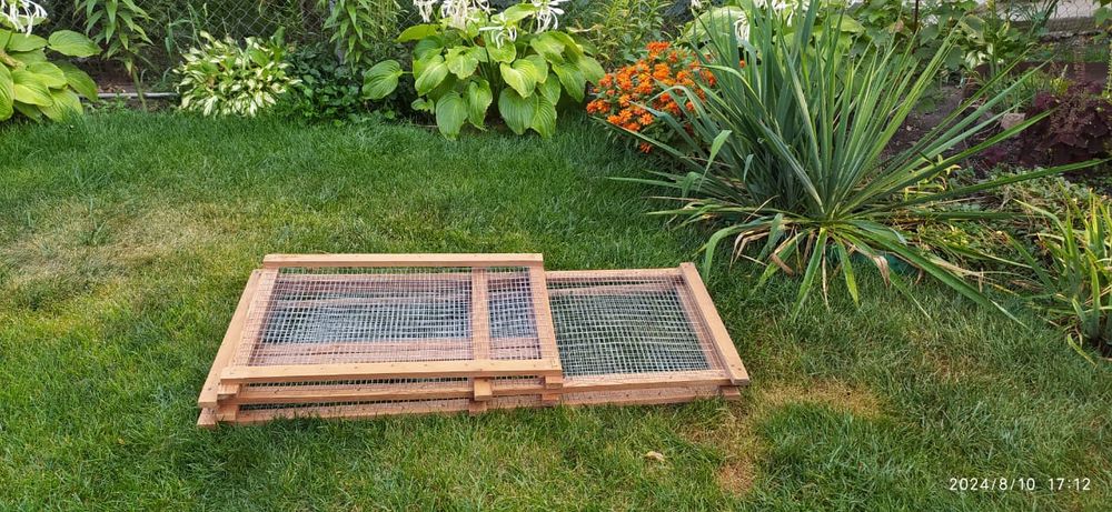 Продам манеж для собак мелких пород.