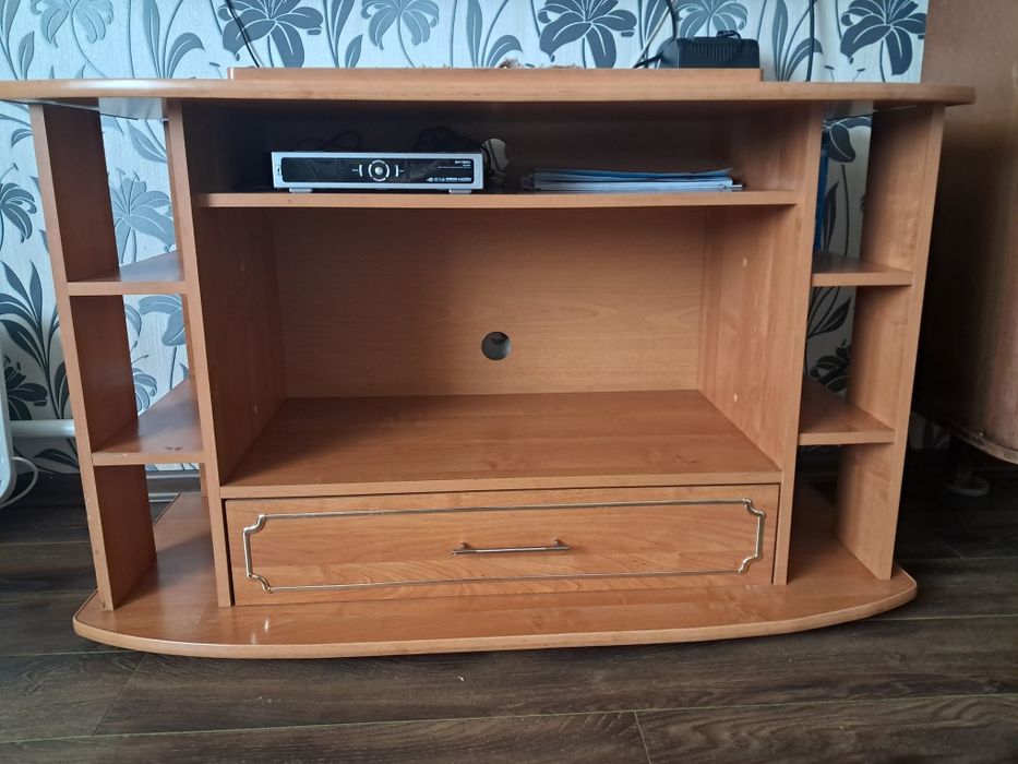 Продам угловой диван,тумба под телевизор, сервант