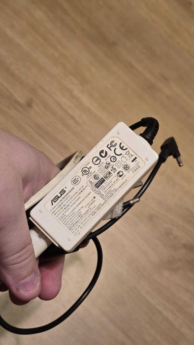 Laptop Asus S200 E - I3 3271U - display 11,6 ultra subtire-de vacante