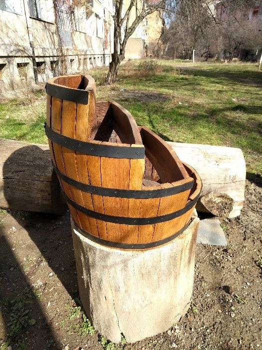 Продавам цветарник от дъбова бъчва.