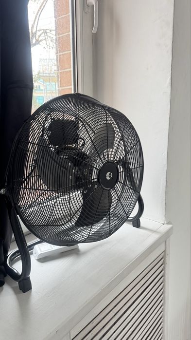 Стулья кубы для фотостудии, вентилятор, чемоданы