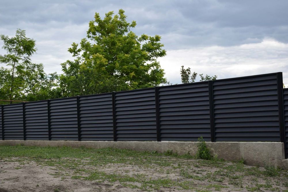 Garduri si porti din sipca metalica, panouri stil jaluzele, tabla cutata, plasa bordurata, fier forjat, BCA si beton si alte modele disponibile