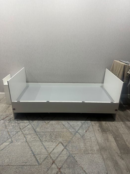 Продам кровать с тумбой