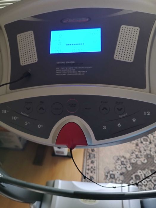 Бягаща пътечка работи...почти нова