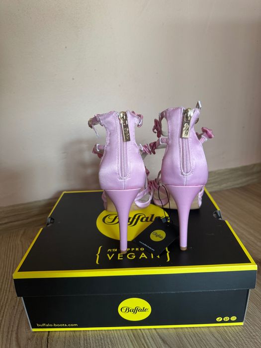 Обувки сандали с ток Buffalo