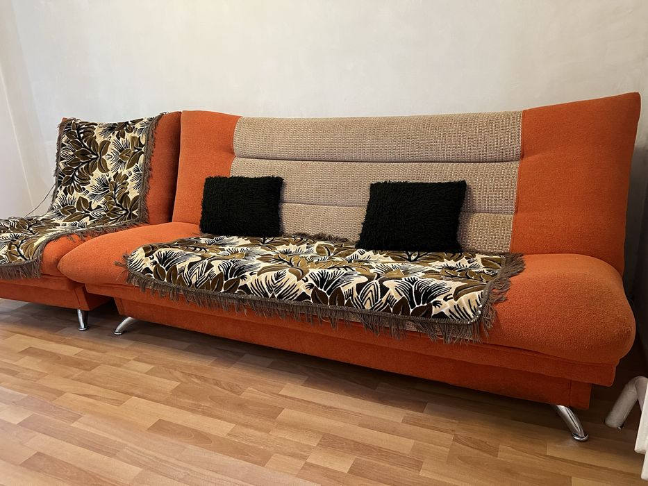продам диван оранжевый
