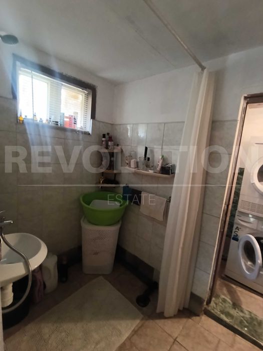 Просторна къща с голям двор и стопански постройки в с. Владимирово!