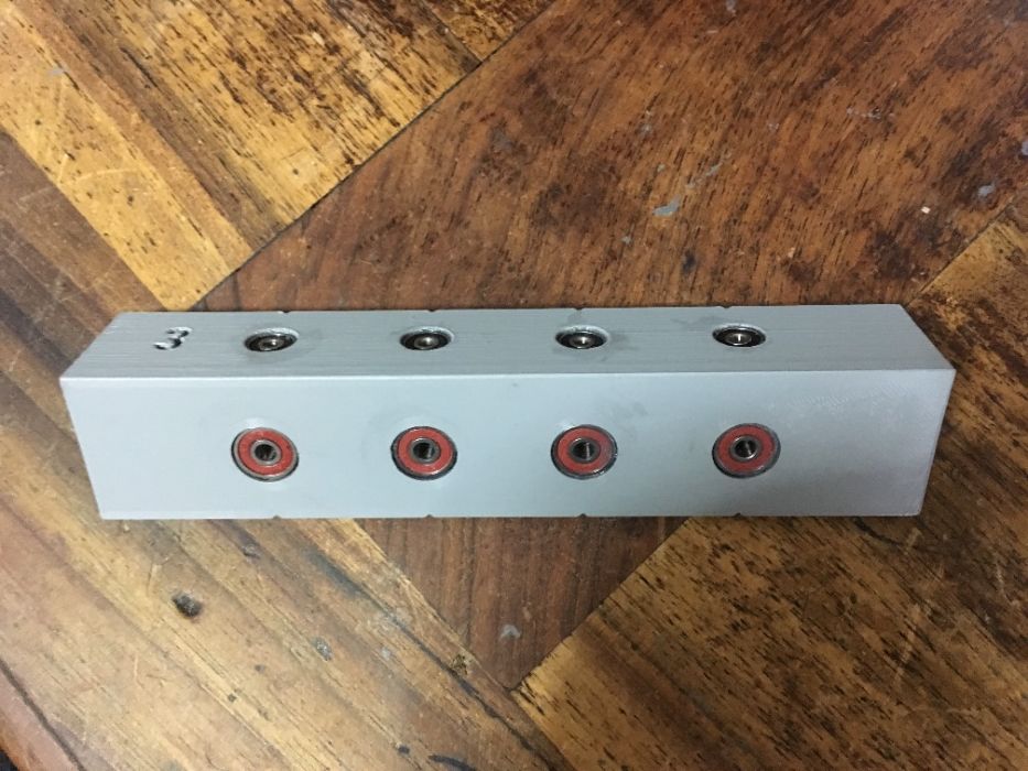 Sablon mobila plastic dur forma L pt holzsruburi , gauri de 3 si 4mm