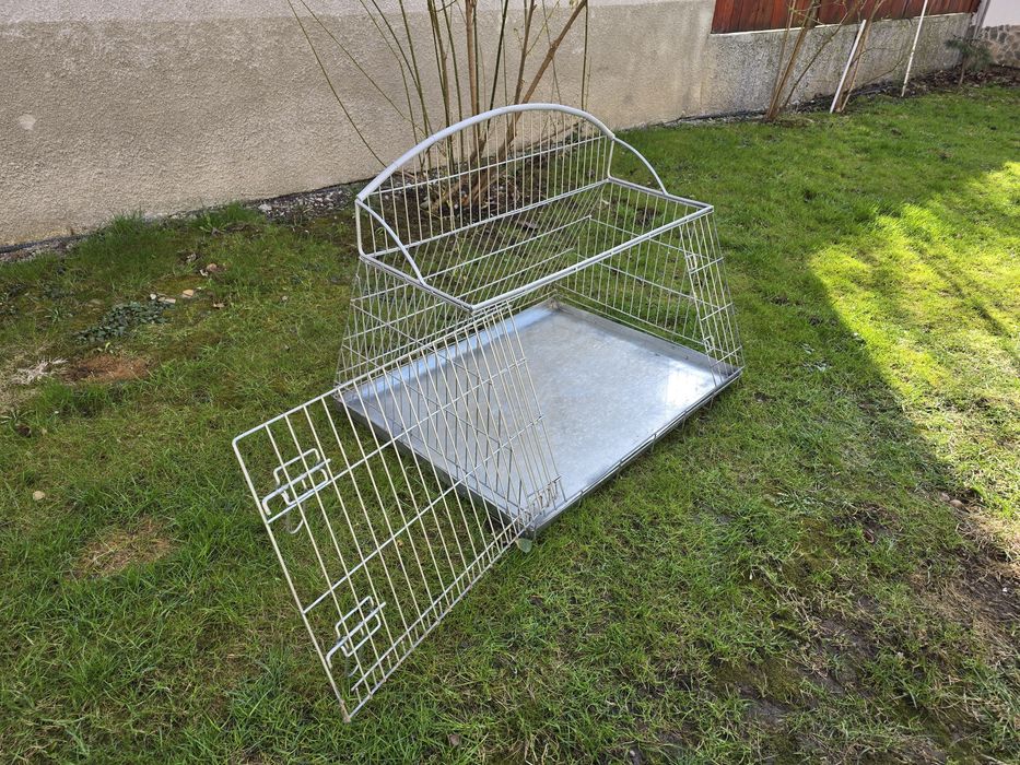 Cușcă pentru cățel pentru portbagajul mașinii