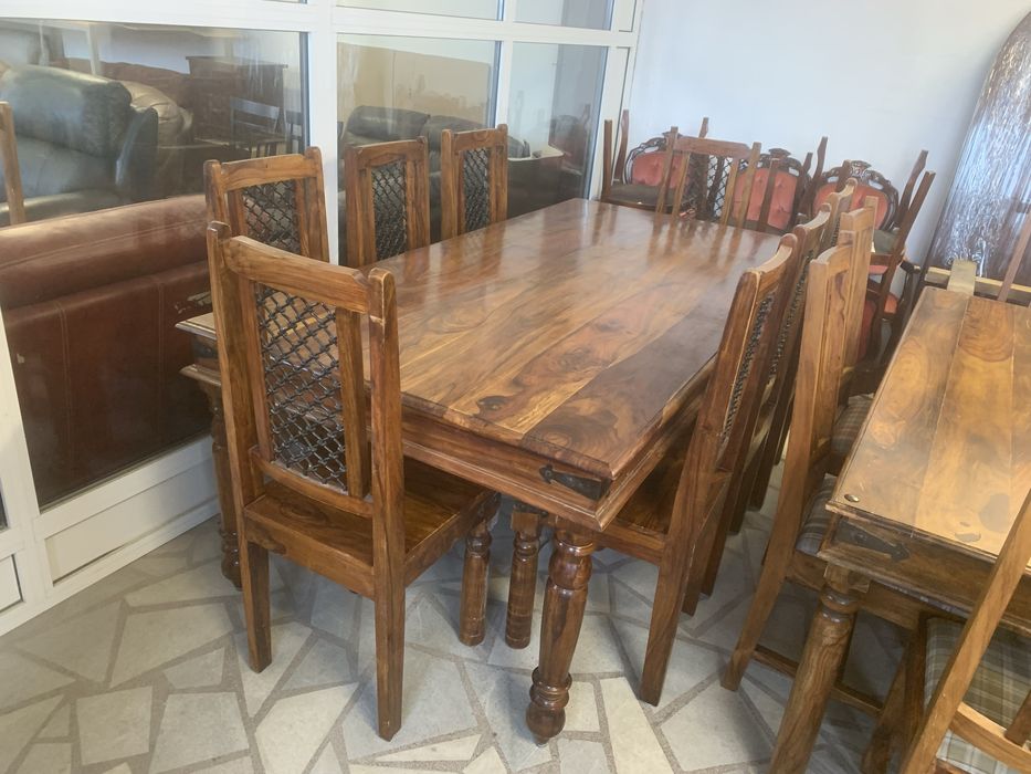 Голяма масивна маса с 8 стола