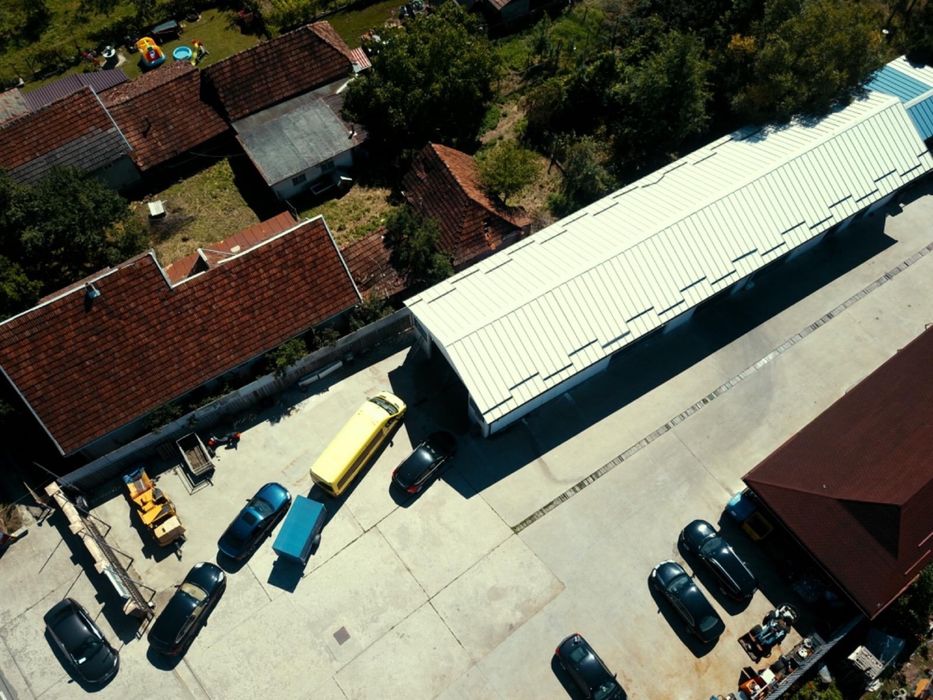 Teren de vânzare cu hale, teren de fotbal și clădire de restaurant