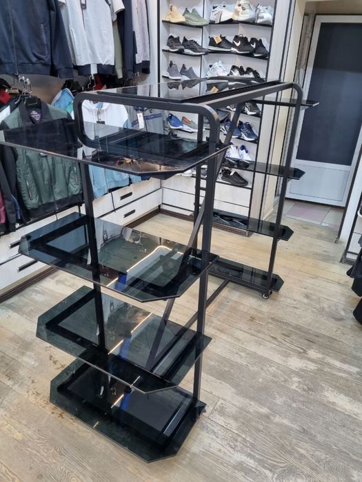 Kiyim do'koni uchun tik turgan ilmoqlar birjoyga bulsa sotiladi