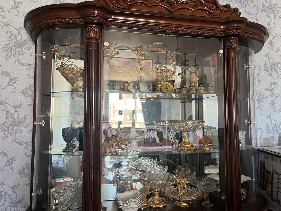 Продается классический сервант-витрина