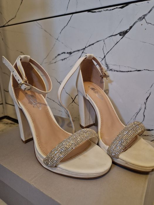 Sandale elegante albe, toc gros și bareta cu pietricele strălucitoare