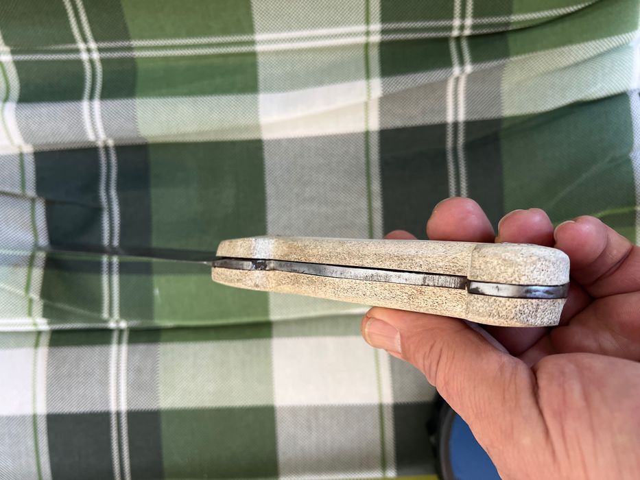 Стоманен нож с костна дръжка