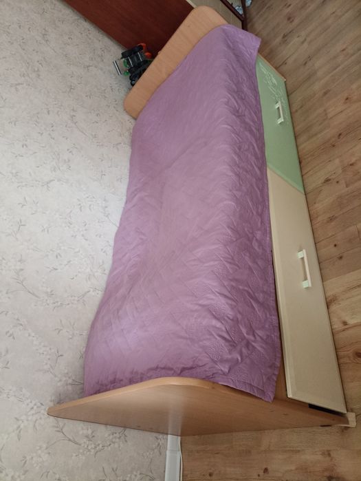 Детский шкаф и кроваткой