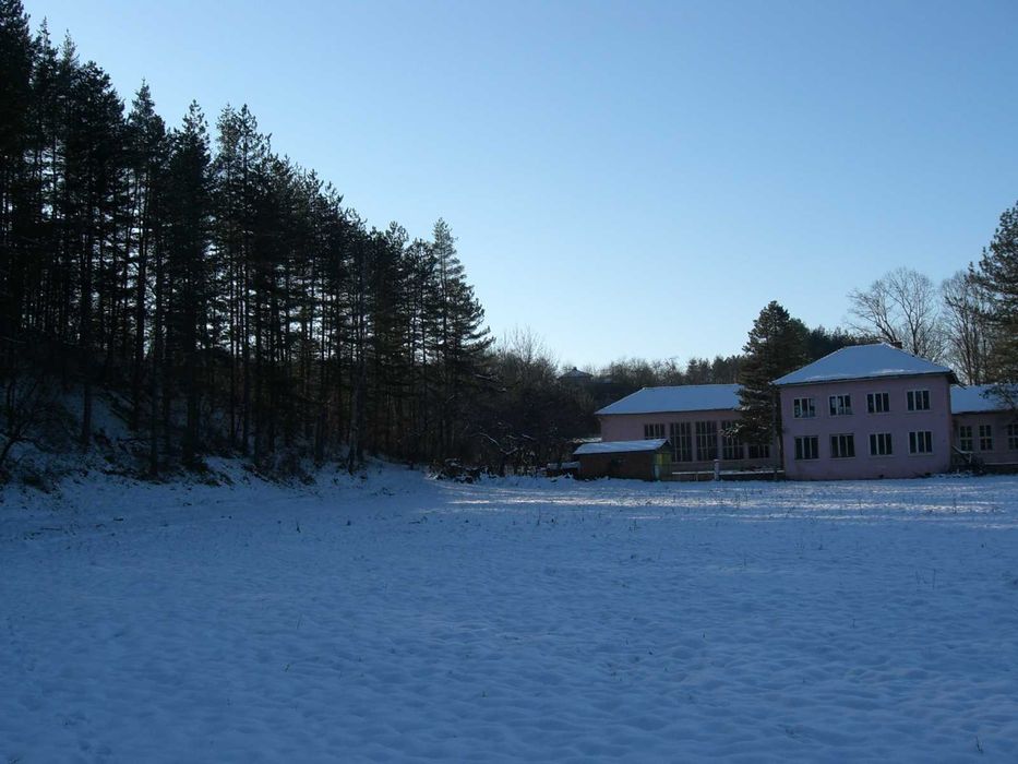 Училище/ Дом за възрастни хора